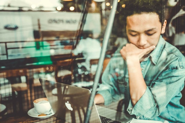 práce na pc v kavárně